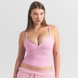 NWT SKIMS pink camisole is the Fits Everybody Lace Push-Up Cami Size Large